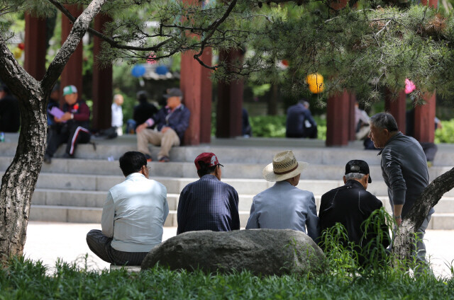 우리나라는 2025년이 되면 65살 이상 고령층이 전체 인구의 20.6%를 차지하는 초고령사회에 진입할 예정이다. 서울 종로구 탑골공원의 노인들. 한겨레 강창광 기자