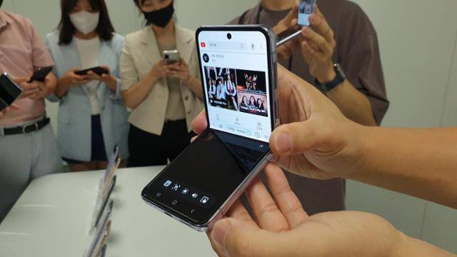 갤럭시Z플립4 제품은 화면을 분할해 위에는 유튜브 영상 재생 등 작업 화면을 띄우고, 아래는 마우스 패드처럼 사용할 수 있다. 사진 아래쪽의 검은 화면에 손가락을 올리면 위쪽 화면에 마우스 커버가 등장한다. 송주용 기자