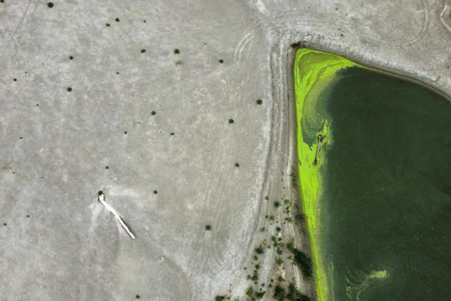 70년 만에 최악의 가뭄을 겪고 있는 이탈리아 보르고 비르길리오에서 바닥을 드러낸 포강이 보이고 있다. 보르고 비르길리오=로이터 연합뉴스