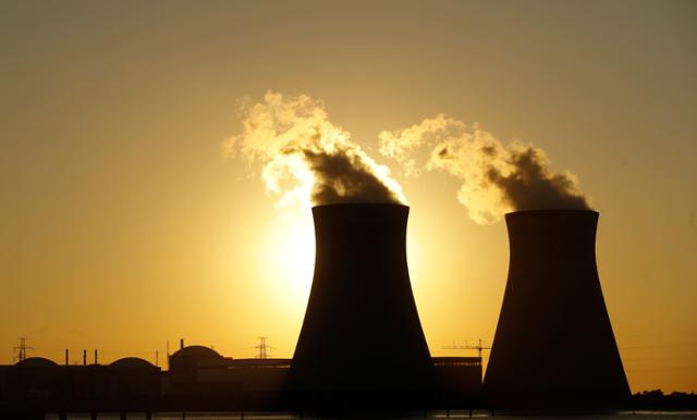 11일 벨기에 도엘 원자력발전소의 냉각탑에서 연기가 피어오르고 있다. 올해 초 러시아의 우크라이나 침공으로 에너지 가격이 크게 오르면서 벨기에 정부는 2025년 원전 폐기 계획을 10년 늦췄다. 도엘=EPA 연합뉴스