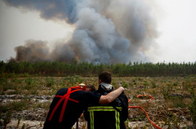 프랑스 남서부 지롱드 지역에서 대형 산불이 확산되는 가운데 11일 생 마그네에서 산불 진압을 하던 소방관들이 힘겨워하고 있다. 생 마그네=로이터 연합뉴스