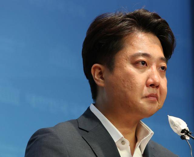 이준석 국민의힘 대표가 13일 서울 여의도 국회 소통관에서 기자회견을 열고 있다. 이 대표는 당 중앙윤리위원회로부터 당원권 정지 6개월 중징계를 받은 이후 36일 만인 이날 처음 공식 석상에 모습을 드러냈다. 국회사진기자단