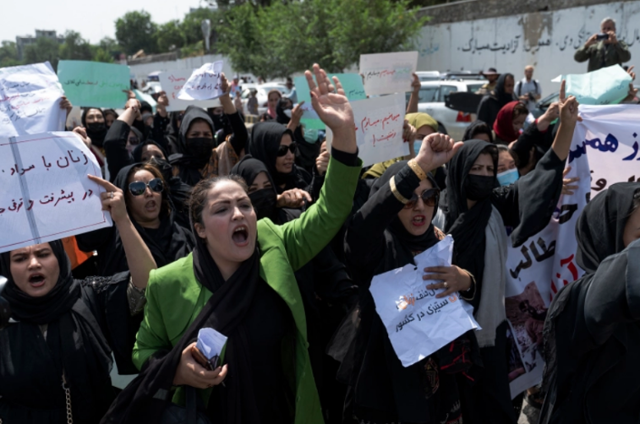 지난 13일 아프가니스탄 카불에서 여성들이 '8월 15일은 블랙데이'라고 씌여진 팻말을 들고 시위하고 있다. 카불=AFP