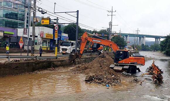 14일 준설작업을 시작한 고기교 동막천 일대 모습 [사진=용인특례시]