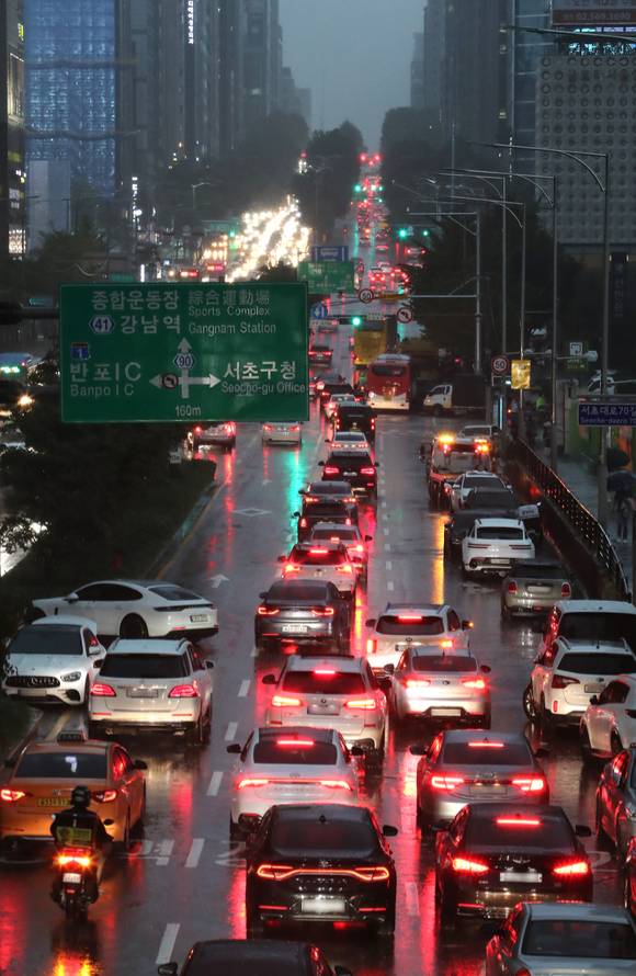 폭우가 내리고 있는 9일 오후 전날 밤부터 지속된 폭우로 침수 피해를 입은 서울 서초구 서초대로가 퇴근길 차량과 방치된 침수차량이 뒤엉켜 정체되고 있다. [사진=뉴시스]