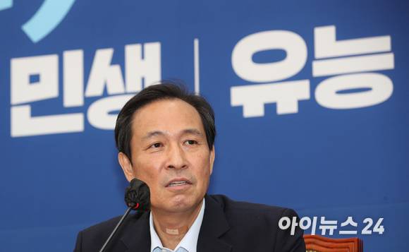 우상호 더불어민주당 비상대책위원장이 이준석 국민의힘 대표의 기자회견 발언을 언급하며 윤석열 대통령을 비판했다. 사진은 우상호 더불어민주당 비상대책위원장 [사진=김성진 기자]