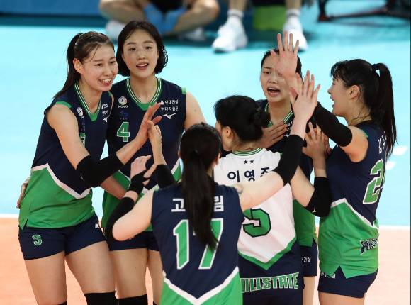 여자프로배구 현대건설 선수들이 14일 열린 2022 순천·도드람컵 프로배구 여자부 B조 KGC인삼공사와 경기 도중 공격 득점에 성공한 뒤 환호하고 있다. [사진=발리볼코리아닷컴]