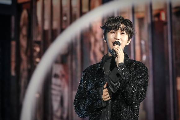 임영웅이 전국투어 콘서트 'IM HERO'에서 노래하고 있다. [사진=물고기뮤직]