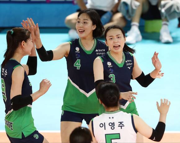 강성형 현대건설 감독이 14일 순천 팔마체육관에서 열린 2022 순천·도드람컵 프로배구대회 여자부 B조 KGC인삼공사와 첫 경기 도중 타임아웃 때 선수들과 이야기를 나누고 있다. [사진=발리볼코리아닷컴]