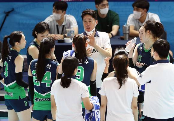 현대건설 황연주(왼쪽에서 두 번째)와 김다인(가운데)이 14일 순천 팔마체육관에서 열린 2022 순천·도드람컵 프로배구대회 여자부 B조 KGC인삼공사와 첫 경기 도중 득점 후 환호하고 있다. [사진=발리볼코리아닷컴]