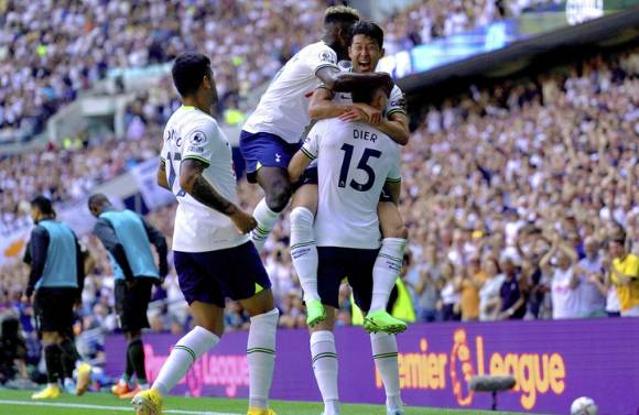 손흥민이 득점을 기록한 에릭 다이어와 기뻐하고 있다. [사진=뉴시스]