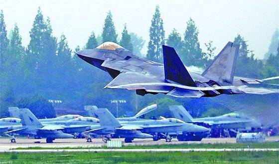 한ㆍ미 연합 공군훈련인 맥스 선더에 참가한 미국 공군의 스텔스 전투기인 F-22 랩터가 2018년 5월 16일 광주 공군기지에서 이륙하고 있다. 연합