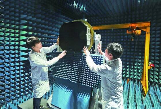경기도 용인시 한화시스템 연구소 연구진이 KF-21 보라매에서 달 AESA 레이더 점검하고 있다. 연합