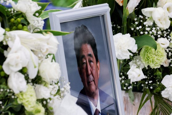 지난달 12일 일본 도쿄 자민당 당사 앞에 아베 신조 전 총리의 사망을 애도하는 빈소가 마련돼 있다. 로이터=연합뉴스