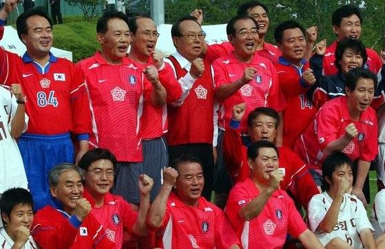 2003년 6월 3일 박관용 당시 국회의장과 여야 국회의원들이 경기도 파주 국가대표 트레이닝센터에서 경희대 여자 축구선수들과 친선경기를 하기에 앞서 페어 플레이를 다짐하는 파이팅을 외치고 있다. 중앙포토