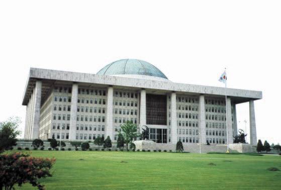 의회정치체제에서 국회의원들이 입법활동을 비롯한 제반 의회기능을 수행하기 위해서 함께 모여 회의를 여는 장소.건물 전경