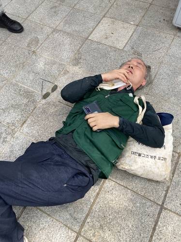 ▲ 14일 서울 강남의 유명 사찰인 봉은사 앞에서 자승 전 총무원장 측의 조계종 총무원장 선거 개입 등을 비판하는 1인 시위를 준비하던 조계종 노조원이 스님들로부터 폭행을 당하는 일이 벌어졌다. 사진은 인분으로 추정되는 오물을 뒤집어쓰고 폭행당해 쓰러진 조계종 노조 박정규 기획홍보부장. [조계종 노조 제공 영상 캡처]