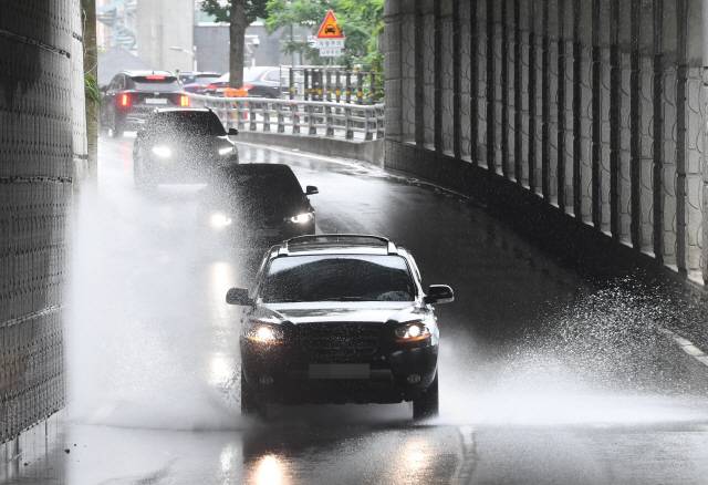 ▲ 춘천 의암피암터널에서 차량들이 물보라를 일으키며 달리고 있다. [강원도민일보 자료사진]