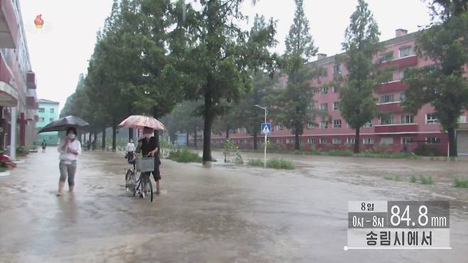 장마의 영향으로 지난 8일 황해북도 송림시에 84.8㎜의 집중호우가 내려 시내가 물에 잠겼다고 조선중앙TV가 보도했다. 연합뉴스