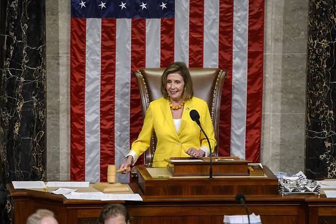 낸시 펠로시 미국 하원 의장이 12일(현지시간) 워싱턴 하원 의사당에서 인플레이션 감축법 통과를 선언하고 있다.  UPI 연합뉴스