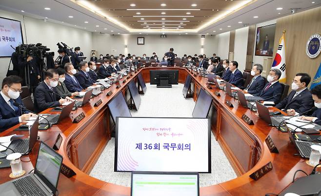 윤석열 대통령이 지난 12일 서울 용산 대통령실 청사에서 임시 국무회의를 주재하고 있다. 경향신문 분석 결과 윤석열 정부 핵심 고위공직자 구성에서 탕평과 균형 모두 깨진 것으로 확인됐다. 대통령실통신사진기자단