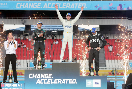 Stoffel Vandoorne, center, celebrates on the podium after winning the 2022 Formula E world champion title, alongside Mitch Evans, left, and Edoardo Mortara at the Hana Bank Seoul E-Prix in Jamsil, southern Seoul on Sunday.  [YONHAP]