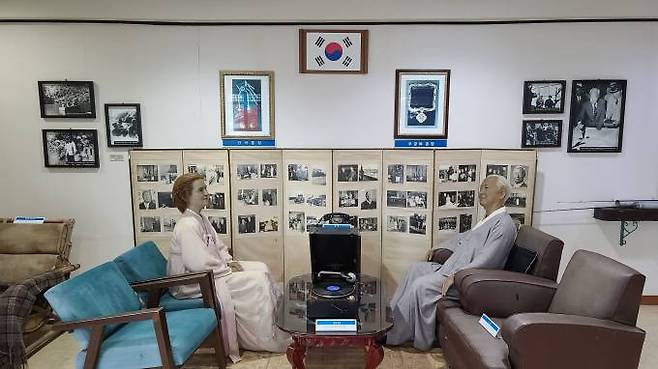 이승만·프란체스카 부부의 미니어처. 강원도 고성군 화진포 '이승만 별장'에 전시된 모습이다. 2020년 7월에 찍었다.&nbsp; &nbsp; 사진=전정희