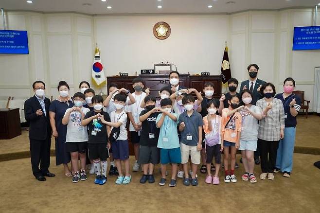 수성구의회를 방문한 동도초·오성중 학생들이 기념사진을 찍고 있다. (수성구의회 제공) 2022.08.14