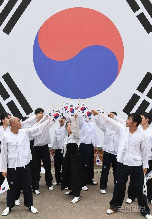 광복절을 하루 앞둔 14일 서울 서대문형무소역사관에서 미르메태권도시범단들이 화려한 태권도 공연을 펼치고 있다.