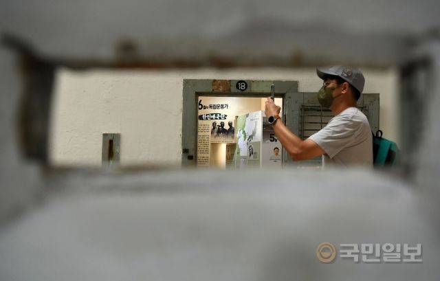 광복절을 하루 앞둔 14일 시민들이 서울 서대문형무소역사관을 찾아 옥사 등을 둘러보고 있다.