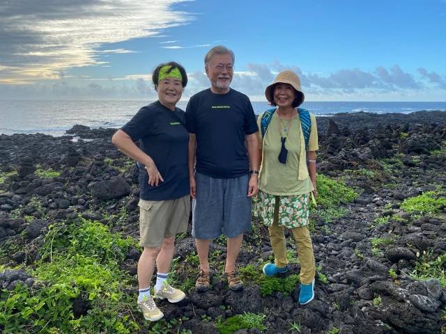 문재인 전 대통령 내외와 서명숙 제주올레 이사장이 3일 제주올레길에서 기념 촬영하고 있다. 연합뉴스.