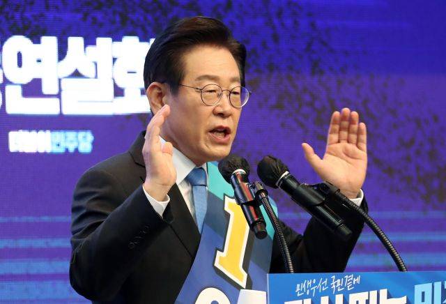 이재명 더불어민주당 당대표 후보가 14일 오전 충남 공주시 금흥동 충남교통연수원에서 열린 민주당 당대표·최고위원 후보 합동연설회에서 지지를 호소하고 있다. 연합뉴스