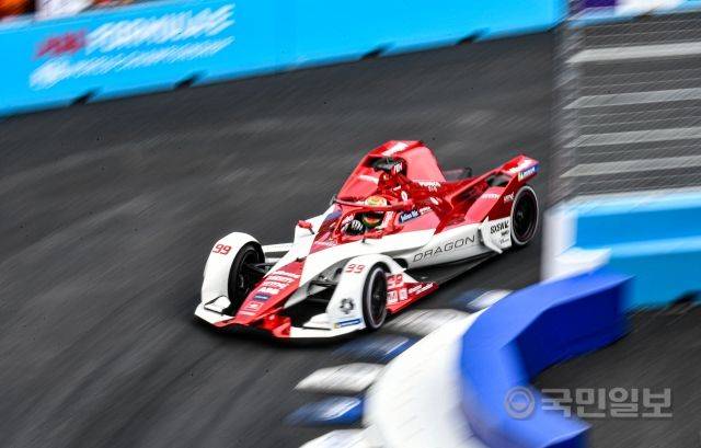 14일 서울 송파구 잠실종합운동장 일대에 설치된 서킷에서 드라이버들이 역주하고 있다.