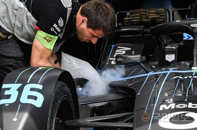 한 관계자가 피트인 한 차량에 드라이아이스를 부으며 열기를 식히고 있다.