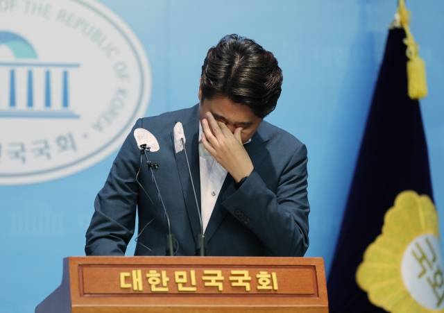 국민의힘 이준석 대표가 13일 오후 국회 소통관에서 기자회견을 열고 당 비상대책위원회 체제 전환에 대한 가처분 신청 등과 관련해 직접 입장을 밝히던 중 눈물을 닦고 있다. 연합뉴스