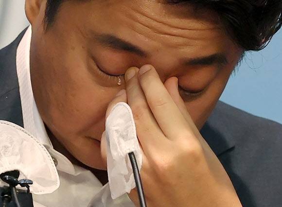 이준석 국민의힘 전 대표가 13일 오후 국회 소통관에서 기자회견을 열고 당 비상대책위원회 체제 전환에 대한 가처분 신청 등과 관련해 직접 입장을 밝히던 중 눈물을 흘리고 있다. / 사진=연합뉴스