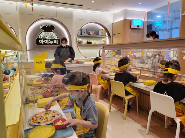 지난 9일 오전 서울 마포구 CJ프레시웨이 본사에서 키즈 전문 식자재 브랜드인 `아이누리` 전용 쿠킹클래스를 어린이들이 체험하고 있다. [송경은 기자]