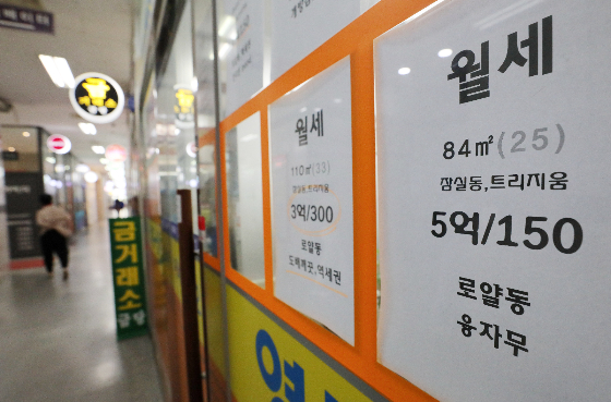 서울 아파트 전세 물량은 한 달 새 7.3%나 늘었다. 특히 서울 지역 가운데 종로구에서 전세 매물이 가장 많이 늘어난 것으로 나타났다. /서울 송파구의 한 부동산중개업소에 월세 매물 안내문이 붙여있다. 사진=뉴스1
