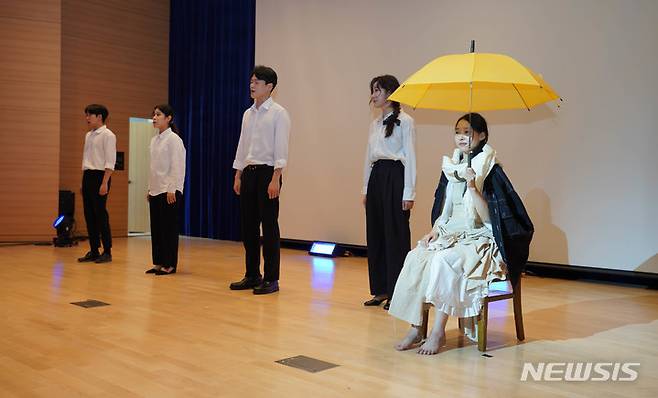 [창원=뉴시스] 홍정명 기자= 14일 오후 경남도청 대회의실에서 열린 '제7회 일본군 위안부 피해자 기림일' 행사 중 창작뮤지컬 공연이 펼쳐지고 있다.(사진=경남도 제공) 2022.08.14.  photo@newsis.com