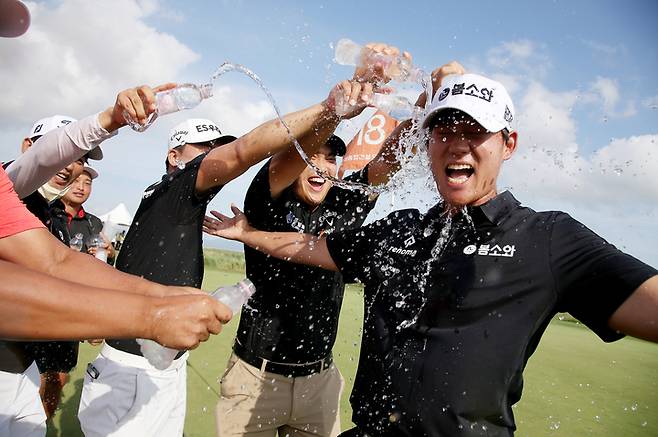 [서울=뉴시스] 정병혁 기자 = 14일 전남 영암군 사우스링크영암에서 열린 제4회 우성종합건설 오픈 FR에서 우승한 신용구 프로가 기뻐하고 있다.(사진=KPGA 제공) 2022.08.14. photo@newsis.com *재판매 및 DB 금지