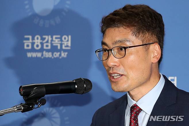 [서울=뉴시스] 조성우 기자 = 이준수 금용감독원 부원장이 27일 오후 서울 영등포구 금융감독원에서 거액 해외송금 관련 은행 검사 진행 상황 브리핑을 하고 있다. 2022.07.27. xconfind@newsis.com