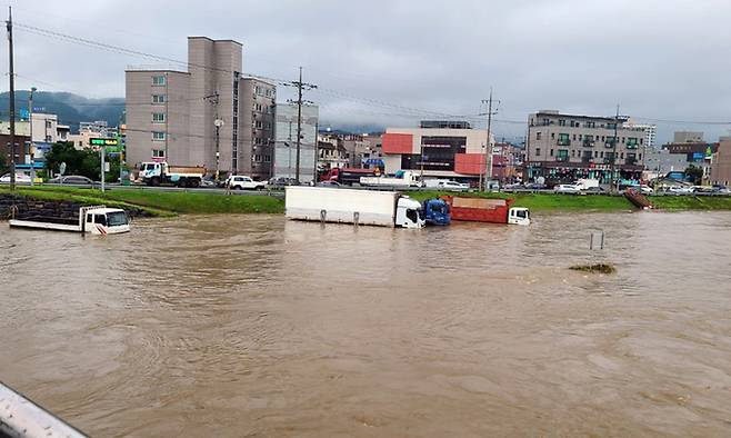 지난 11일 오후 1시까지 100.5㎜의 비가 내려 충남에서 가장 많은 강수량을 기록한 충남 보령에서 시내를 관통하는 대천천 물이 급박하게 늘어나 하상주차장에 미처 빼내지 못한 차들이 물에 잠겨 있다. 충남소방본부 제공