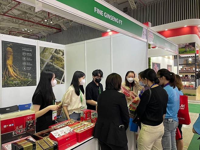 순천향대 GTEP 사업단 학생들이 베트남 호치민 식품·음료 포장 기술 국제 전시회에서 홍보부스를 찾은 바이어들에게 제품 설명을 하고 있다. 사진=순천향대 제공