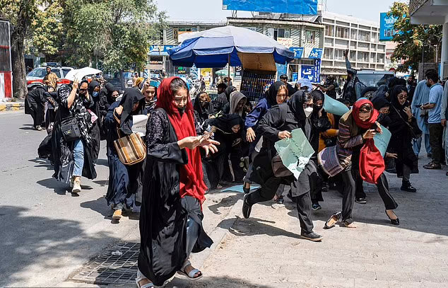 “하늘에 총 쏘고 개머리판으로 때려” 아프간 여성 시위에 탈레반 ‘폭력 대응’ / 사진=AFP 연합뉴스