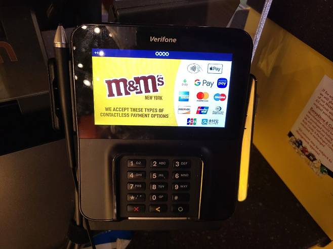 미국 뉴욕에 있는 유명 초콧릿 브랜드 매장에서 가능한 페이 결제 수단. 애플페이, 구글페이, 삼성페이 등을 확인할 수 있다.