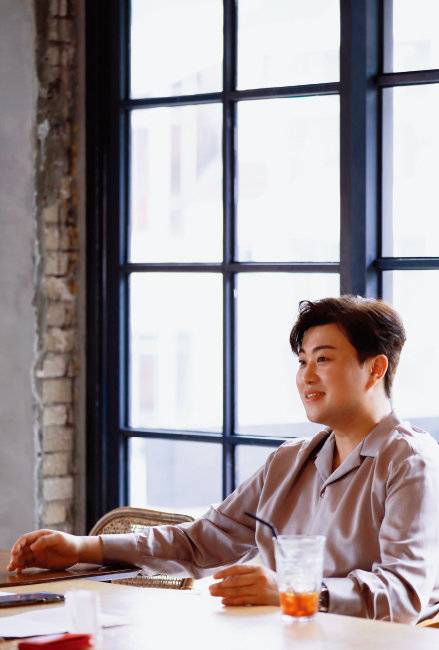 김호중이 6월 28일 오전 서울 마포구 망원동의 한 카페에서 ‘신동아’와 단독 인터뷰를 하고 있다. [생각엔터테인먼트]