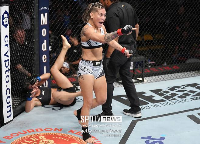 ▲ 프리실라 카초에이라가 아리아니 립스키를 1라운드 TKO로 꺾고 기뻐하고 있다.