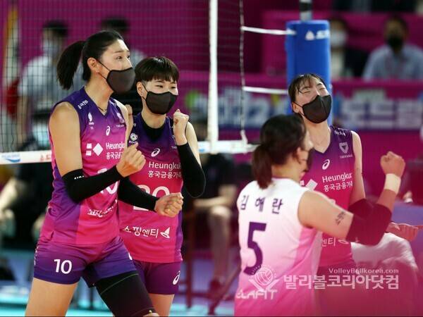 흥국생명 선수들 환호.