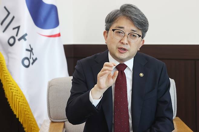 인터뷰하는 유희동 기상청장 (서울=연합뉴스) 강민지 기자 = 유희동 기상청장이 연합뉴스와 인터뷰하고 있다.
 2022.8.14 mjkang@yna.co.kr