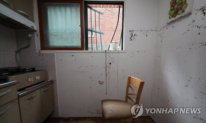 방범창 부수고 탈출한 흔적  11일 오후 경기도 군포시 산본1동 한 반지하 주택에 지난 집중 호우 때 침수로 방범창을 부수고 탈출한 흔적이 남아 있다. [연합뉴스 자료사진]